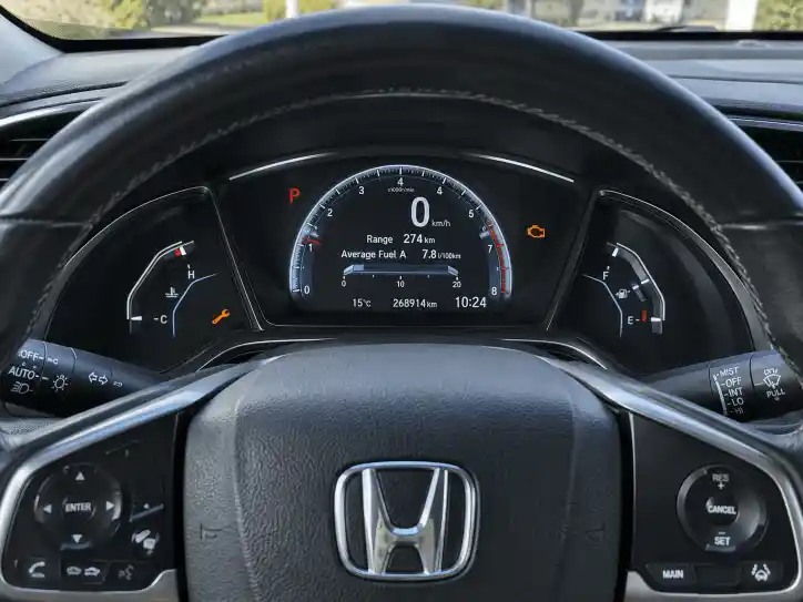 Tableau de bord d’une Honda avec des témoins d’avertissement allumés